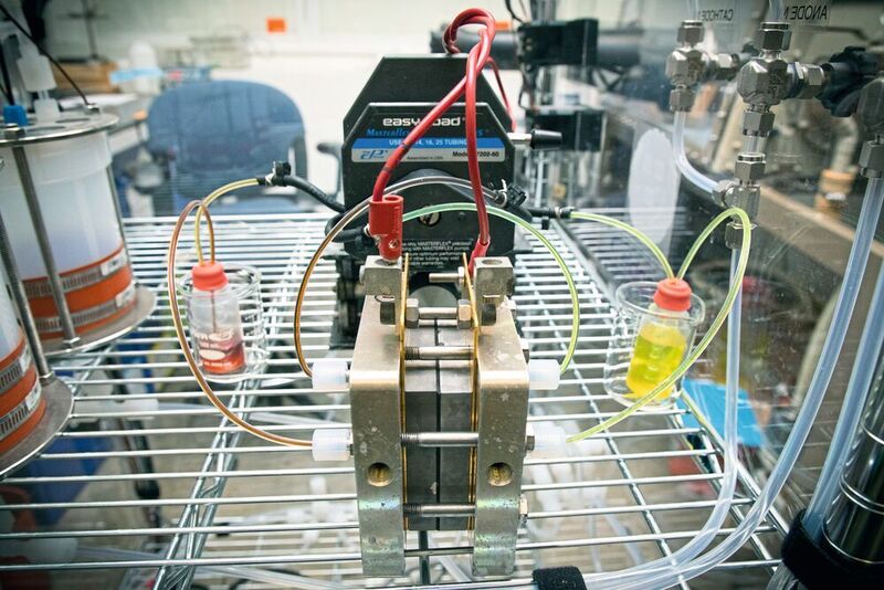 Die von den Wissenschaftlern in Harvard entwickelte organische Redox-Flow-Batterie verwendet zwei unterschiedliche Elektrolyte: 2,6-DBEAQ als negatives und ein Kalium-Ferrocyanid als positives Elektrolyt. (Eliza Grinnell)