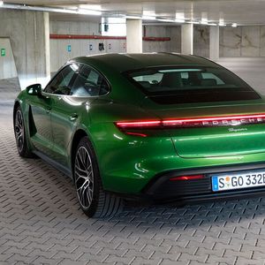 3. Das Fahrverhalten: In der Basisversion verfügt der Porsche nur über einen Elektromotor, der die hinteren Räder antreibt. Das ist beim Fahren durchaus zu spüren, was aber kein Kritikpunkt sein soll. Im Vergleich zu seinen potenteren Geschwistern bewegt sich der Baby-Taycan aufgrund der Leistungsunterschiede deutlich behäbiger und ihm fehlt der letzte Punch. Wohlgemerkt sitzen wir aber immer noch in einem Porsche – langsam ist selbst die schwächste Version noch lange nicht. Porschetypisch meistert der Taycan Kurven souverän, wenn gleich man ihm die 2,1 Tonnen Gewicht anmerkt. Das Fahrwerk kann aber auch erstaunlich komfortabel, was wir auf unseren Autobahnfahrten durchaus zu schätzen wussten.(Bild:  Schreiner – VCG)