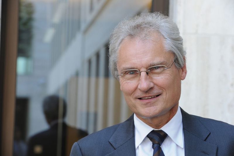 „Mit Industrie 4.0, Smart-Services und lernenden Systemen haben wir in Deutschland gute Konzepte für die digitale Transformation“, sagt Acatech-Präsident Henning Kagermann. (Acatech/David Ausserhofer)
