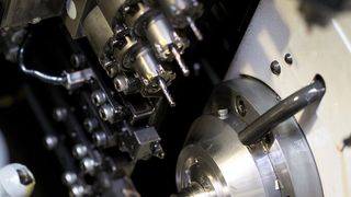 Ein Blick in die Maschine mit fertig bearbeitetem Werkstück. (Bild: Citizen)