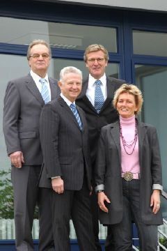 Die GEschäftsführung von J.A. Schlüter Söhne (v.l.n.r): Holger Krebs (Prokurist), Wilfried Schröder (Prokurist), John-Henry Schlüter (Geschäftsführer), Cornelia Richter (Prokuristin) (Archiv: Vogel Business Media)