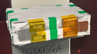 Die Batteriefertigung findet in einem mehrstufigen Prozess statt, was sich von der Aufbereitung der Ausgangsstoffe bis zur fertig auf ihre Funktionstüchtigkeit geprüften Batterie erstreckt. Hier sieht man ein Zwischenprodukt nach dem Wickeln. (Bild: Th. Isenburg)