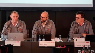 Die GTÜ veranstaltet traditionell eine Pressekonferenz während der Retro Classics. Auf dem Podium: (v. li) Frank Reichert, Marco Oehler und Alexander Schechinger. (Bild: Rosenow/»kfz-betrieb«)
