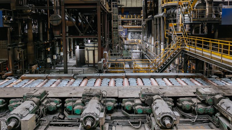 Blick in ein Metallwalzwerk: Die neuen Wellenkupplungen von Ringspann wurden für Schwerlastanwendungen entwickelt. Ein Beispiel dafür sind die im Bild erkennbaren Rollengänge, in deren Antriebssystem die Zahnkupplungen eingesetzt werden können. (Symbolbild)(Bild:  Mulderphoto - stock.adobe.com)