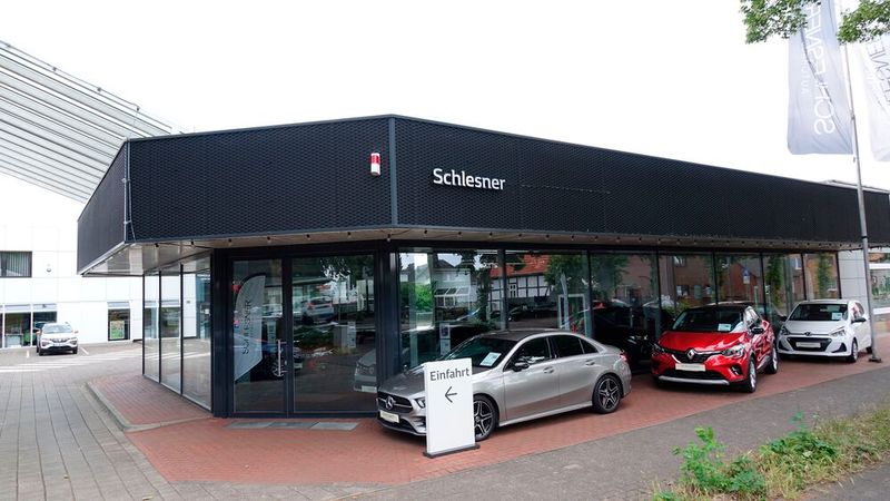 Das Autohaus Schlesner in Nienburg/Weser hat eine durchaus lange Historie. Eine Renault-Historie, die bis 1962 zurückreichte – und Anfang 2024 endete. Nach über 60 Jahren Partnerschaft kündigte Renault dem Autohaus den Vertriebsvertrag. Doch nachdem die erste Panik überwunden war, hat der Verlust des Herstellervertrags im Team neue Kräfte entfesselt. (Bild: Rosenow – VCG)