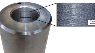 Bild 3: Durch die zusätzlichen Schwingungen wird eine Oberflächenstruktur mit sich kreuzenden Spuren hervorgerufen, ähnlich dem konventionellen Langhub-Innenrundhonen. (Bild: IWF)