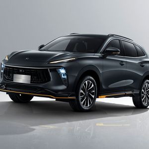 Ein Hingucker ist der DFM Forthing 5. Neben dem 130 kW/177 PS Benziner gibt es auch eine Elektroversion des Autos.(Bild:  Indimo)