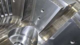 Schwierige Bearbeitungsposition: Die zu fräsenden Taschen sitzen direkt an einem Durchmesserabsatz, weshalb stark auskragende Werkzeuge eingesetzt werden müssen. (Michael Pyper)