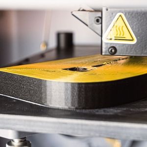 Wichtig ist, dass die Belastungsrichtung der Faserorientierung entspricht. Im Bild wird mit Kevlar gedruckt. (© Markforged)