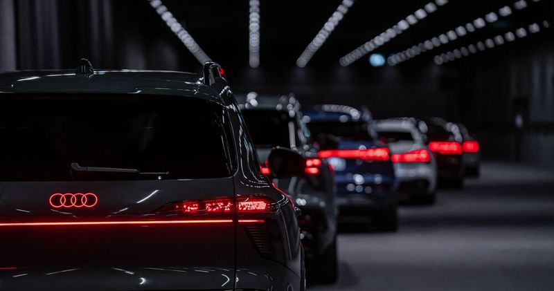 Digitale OLED-Heckleuchten, die u.a. im Audi TT RS, A8, A6, Q6 e-tron, Q7 oder im Q9 zum Einsatz kommen. (Bild: Audi)