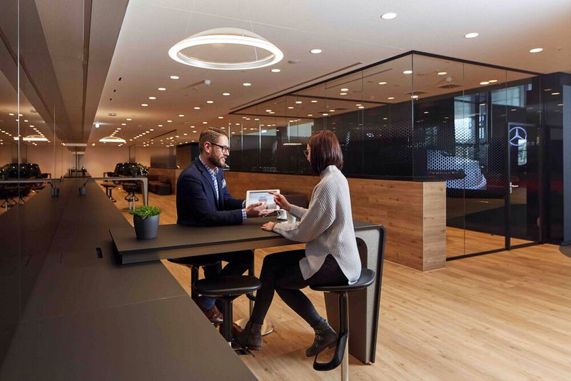 Verkäufer und Kunde sollen sich nicht am Schreibtisch gegenüber sitzen, sondern untertützt von digitalen Medien räumlich ungebunden miteinander reden können. (Daimler)