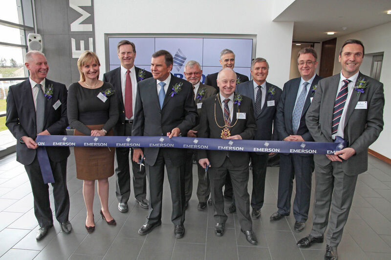 Führungskräfte und Gäste bei der offiziellen Eröffnung des neuen Solutions Centre (Bild: Emerson)