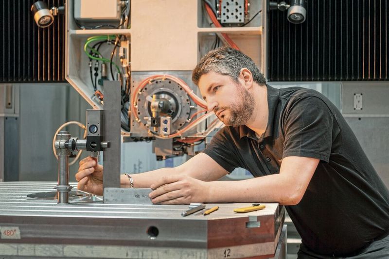 Étape de contrôle de précision lors de la production d'un centre SIP 7000.  (Source : Starrag)