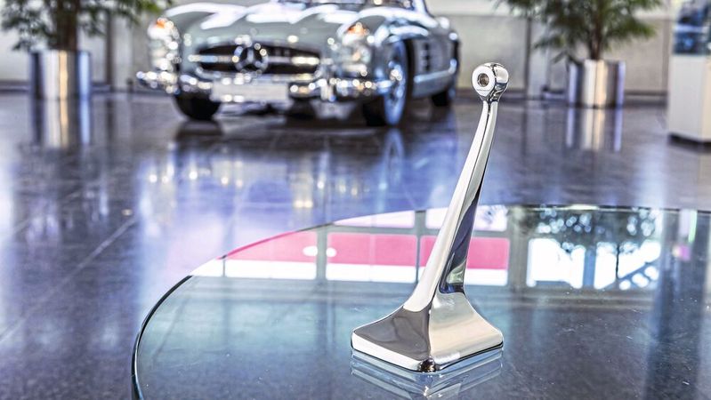 Bei Mercedes-Benz Classic sind bereits 3D-gedruckte Teile im regulären Lieferprogramm – wie dieser Spiegelfuß für den Mercedes 300 SL. Bei Mercedes-Benz Classic sind bereits 3D-gedruckte Teile im regulären Lieferprogramm – wie dieser Spiegelfuß für den Mercedes 300 SL.