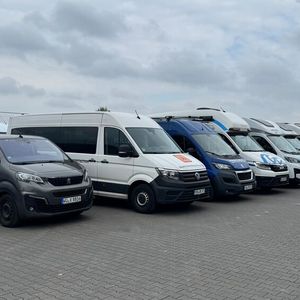 Transporter des BRK, Reisemobile von Roadsurfer: Der Hof von Lindners Boxenstopp zeigt auf einen Blick, wen Markus Lindner als Kunden gewonnen hat. Was fehlt, sind die Bundeswehrfahrzeuge. Die dürfen aus datenschutzrechtlichen Gründen nicht gezeigt werden. (Bild:  Schreiner – VCG)