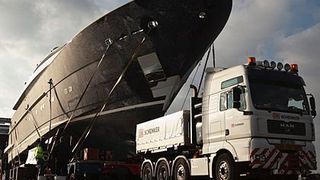 Insgesamt vier der sechs Luxusyachten von Drettmann landeten am Düsseldorfer Rheinufer auf einem Schwimm-Ponton an. (Archiv: Vogel Business Media)