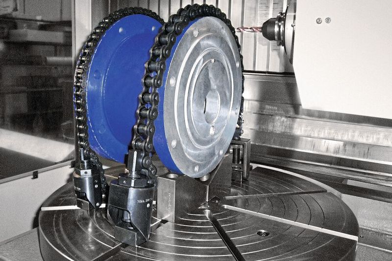 Das Heinrich Kipp Werk hat Kettenspanner in das Sortiment aufgenommen, die ein sicheres Spannen von Werkstücken mit komplexen Formen ermöglichen. (Bild: Heinrich Kipp Werk)