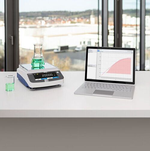 The picture shows the Kern PDS precision scale in combination with Kern Balanceconnection software.(Source:  Kern & Sohn)