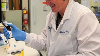 Anne Roberts arbeitet mit der Voyager-Pipette von Integra Biosciences. (Bild: Integra Biosciences)