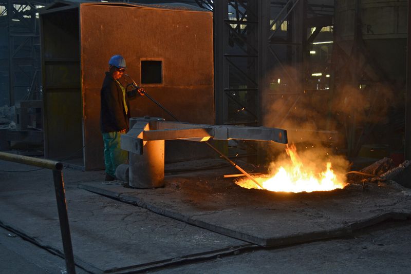 In Südafrika gehen Schmelzöfen ohne Deckel in Betrieb, der enorme Energieverlust stört bisher niemanden. (Bild: Riba)