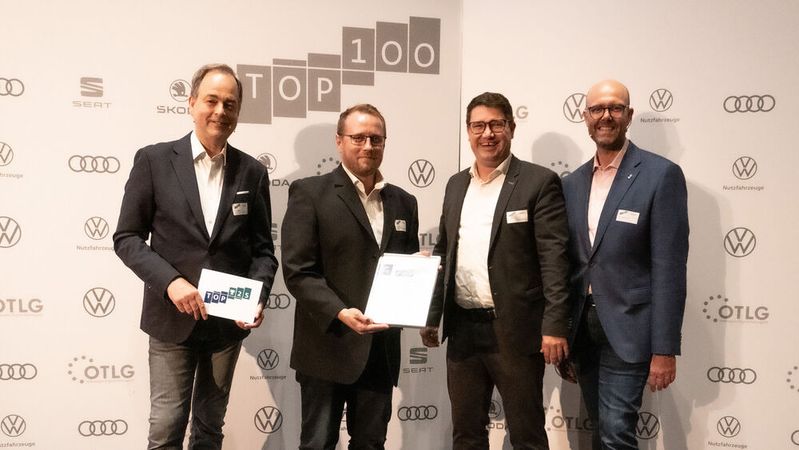 Der Sieger: Unternehmenschef Thomas Fischer (2. v. r.) und Alexander Sitter, stellvertretender Teiledienstleister von Fischer Automobile Amberg (2. v. l.) nahmen die Top-Auszeichnung von Thomas Rath, Leiter Vertrieb & Services der Volkswagen OTLG (l.) und OTLG-Geschäftsführer Marcus Edelmann (r.) entgegen.(Bild:  OTLG)