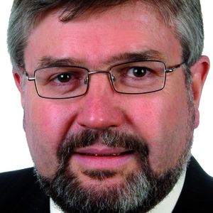 „Sichere Roboter und die Mensch-Roboter-Kooperation werden immer wichtiger, weil sich die Arbeitsbereiche von Werker und Maschine räumlich annähern“,  sagt Anton Hirzle, Senior Manager Produktionsplanung, Verfahrensentwicklung und Automatisierungstechnologien bei der Daimler-Chrysler AG in Sindelfingen.  Bild: Daimler-Chrysler