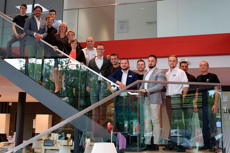 Die Jury des Service Awards hatte sich bei allen Top-Ten-Betrieben für die endgültige Platzierung umgesehen. Eine Erkenntnis: Das Team der Seat-Niederlassung Berlin fühlt sich wohl in ihrem komplett neu gebauten Gebäude. (Ottmar Holz)