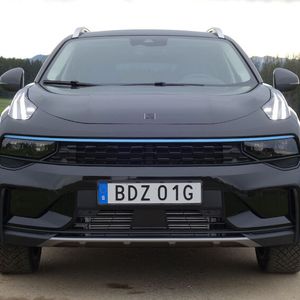 Optisch ist der Lynk & Co komplett eigenständig und fällt vor allem durch seine wie Froschaugen aufgesetzten Scheinwerfer auf.(Bild:  Wehner)