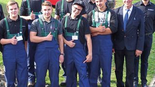 Teilnehmer, Prüfer und Veranstalter beim Leistungswettbewerb 2018 des Kfz-Landesverbandes NRW. (Bild: Kfz-Gewerbe NRW)