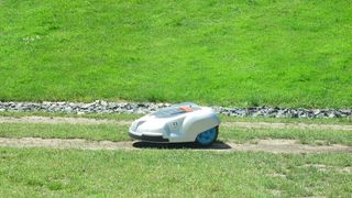 Im Schwabenland will Festo Zukunftstechnologie entwickeln. Die Rasenmähroboter vor der Unternehmenszentrale in Esslingen sind zwar keine Zukunftstechnologie, aber allemal ein Hingucker und vollautomatisiert. (Bild: Ernhofer/PROCESS)