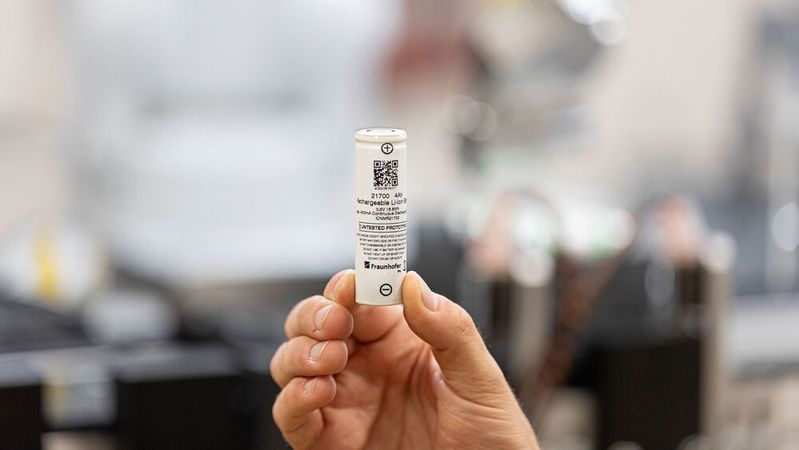 Die nachhaltige Hochenergie-Rundzelle soll bis Ende 2028 marktfähig sein. (Bild:  Fraunhofer IPA)