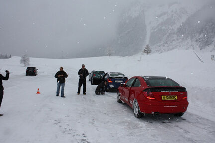 Dichtes Schneetreiben konnte die Teilnehmer nicht vom Driften abhalten.