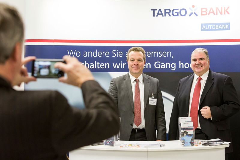 Lächeln bitte! Oliver Thime (links) und Reinhold Happel zeigten Gesicht für die Targobank. (Stefan Bausewein)