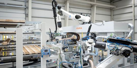 Dieses Kuka-Robotersystem agiert bald im australischen Adelaide beim Unternehmen 5North. Es automatisiert etwa die Fenster- und Türenfertigung, indem es Aussparungen einarbeitet. Lesen Sie mehr dazu ...(Bild:  Kuka)