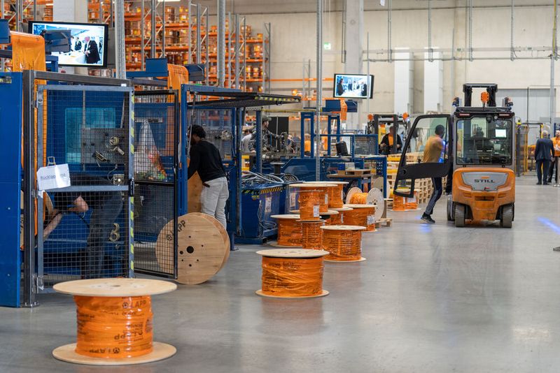 173 Mitarbeiterinnen und Mitarbeiter sorgen dafür, dass täglich durchschnittlich 1.600 Positionen versendet werden. (Bild: U.I. Lapp / Wolfram Scheible)