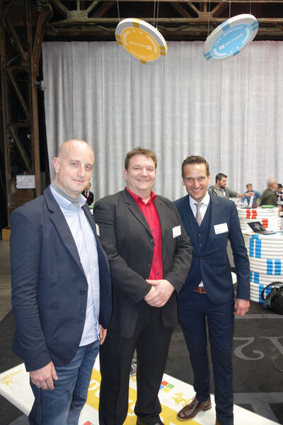 (v. l.) Frank Bourgeon und Thorsten Franzke, serv-u, mit André ter Schüren, Microsoft. (Bild: IT-BUSINESS)