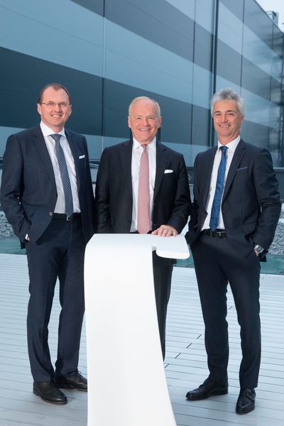 Der Aufsichtsrat von AMAG Austria Metall hat die Vorstandsverträge von Chief Financial Officer Gerald Mayer (li.) und Helmut Kaufmann (re.) vorzeitig bis zum 31.12.2022 verlängert. Zudem übernimmt Mayer mit Wirkung vom 1. März 2019 den Posten des Chief Executive Officers und wird bis zur Neubestellung des Finanzvorstands eine Doppelfunktion ausüben. Er folgt als CEO auf Helmut Wieser (mitte), der im Zuge der Nachfolgeplanung sein Vorstandsmandat Ende Februar 2019 niederlegen wird.  (AMAG)