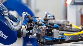 Bei der Vorkonfektion der Steckverbinder übernehmen Roboter komplexe Pick&Place-Aufgaben. (Bild: Yaskawa Europe)