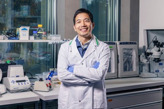Jinghui Luo ist Forscher am Zentrum für Life Sciences am Paul Scherrer Institut PSI. Er untersucht Ablagerungen von sogenannten Amyloidproteinen, die im Gehirn zu Nervenschäden führen. Mit seiner Forschung will er langfristig helfen, neurodegenerative Krankheiten wie Alzheimer und Parkinson einzudämmen. (Bild:  © Paul Scherrer Institut PSI/Markus Fischer)
