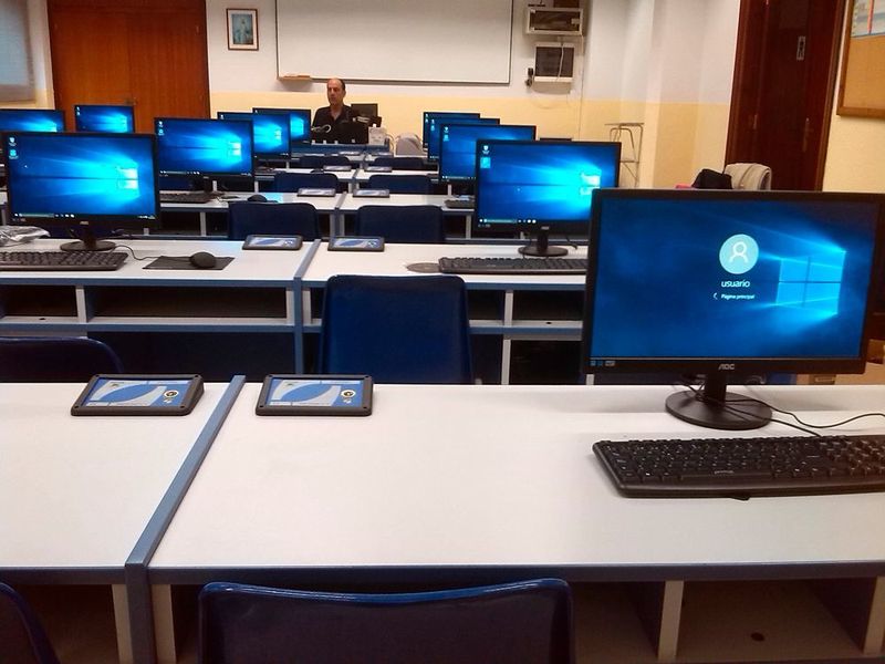 Januar – Jeder zweite Lehrer würde gerne häufiger digitale Medien einsetzen: Die digitale Bildung war ein zentrales Thema des Jahres. Zum Einsatz digitaler Medien und Geräte in der Schule befragte der Digitalverband im Januar Lehrer der Sekundarstufe I. Das Ergebnis: Jeder zweite Lehrer (48 Prozent) würde gerne häufiger digitale Medien einsetzen. Allerdings mangelt es laut 43 Prozent der Befragten an der technischen Ausstattung der Schulen. Zudem würden 83 Prozent gerne eine Weiterbildung zum Einsatz digitaler Medien im Unterreicht besuchen. Eine große Mehrheit der Lehrer (82 Prozent) fordert ein stärkeres Engagement des Bundes bei der Entwicklung und Umsetzung einer digitalen Strategie für die Schulen. Dieser Forderung ist Bildungsministerin Wanka inzwischen nachgekommen. Sie kündigte Investitionen in Höhe von 5 Milliarden Euro für eine bessere Ausstattung der Schulen im Rahmen des Digitalpaktes zwischen Bund und Ländern an. (Pixabay)