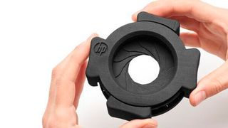 Dieses Bauteil wurde mit der additiven Fertigungsmethode Multi Jet Fusion von HP angefertigt. Diese und vor allem viele Beispiele, wie der 3D-Druck noch nachhaltiger funktioniert, präsentiert das Unternehmen auf der Formnext 2023 in Frankfurt am Main. (Bild: HP)