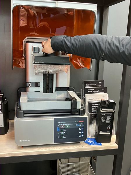 Zwei- bis fünfmal kürzere Druckzeiten als beim Form 3+ (je nach Material) ermöglichen Iterationen innerhalb einer Stunde oder die Produktion großer Chargen durch die Drucktechnologie der maskierten Stereolithografie (MSLA).  (Bild: Juliana Pfeiffer/VCG)