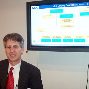 Bernd Eberhardt, Managing Director Europe (EMEA), erklärt die neue Unternehmensstruktur.