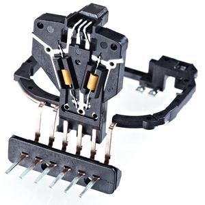 Die Kummer GmbH zeigt auf der Hybrid-Expo ein mittels Reel-to-Reel-Prozess gefertigtes Bauteil: Einen Kunststoffträger mit Sensorik für den Einsatz in Einspritzanlagen und zur Abgas-Rückgewinnung für Diesel- und Benziner.