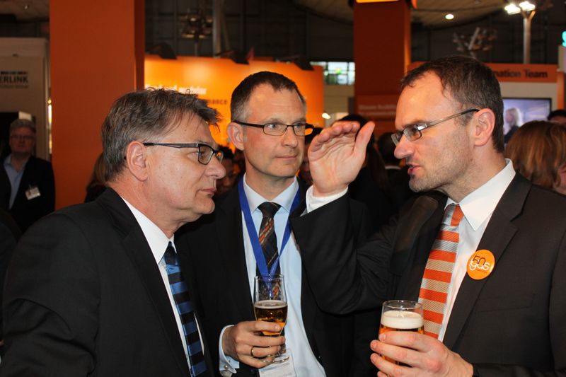 Am Dienstagabend wurde bei der Vogel Business Media am Messe-Stand in Halle 9 traditionell auf eine erfolgreiche Hannover Messe 2014 angestoßen. Gute Gespräche und Live-Musik von der Band „Famos“ sorgten bei den zahlreichen Standpartygästen für eine ausgelassene Stimmung. (Siegl/Vogel Business Media)