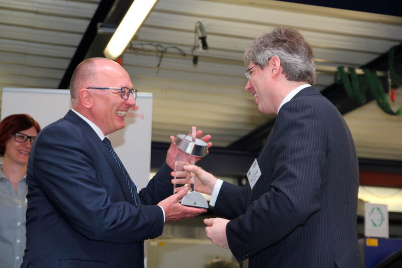 Prof. Dr.-Ing. Dr.h.c. Albert Albers, Leiter des IPEK (links), erhält den Hororary Award von Georg F. W. Schaeffler, Gesellschafter und Aufsichtsratsvorsitzender der Schaeffler AG. (Bild: Reinhold Schäfer)