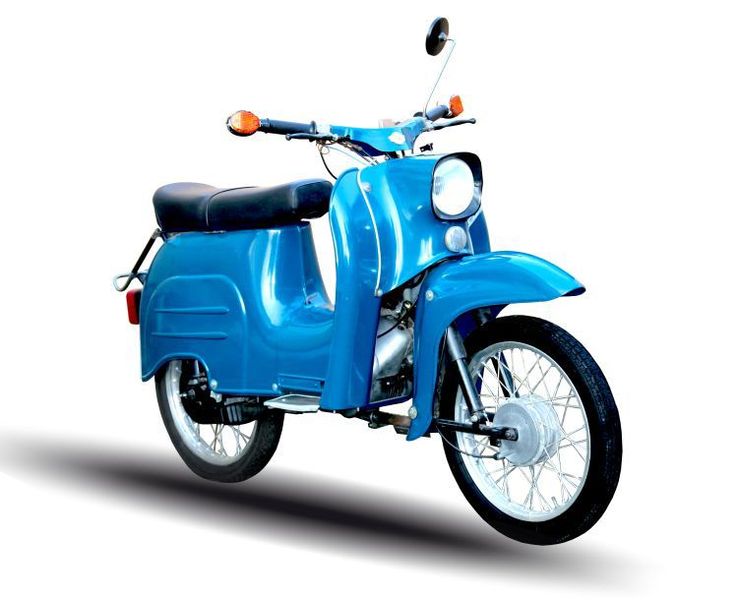 Die „Schwalbe“ wurde von der Firma Simson in Suhl hergestellt. Die Schwalbe war das erste Modell der damals neuen Vogelserie von Simson. Insgesamt gab es drei Baureihen mit zusammen neun Modellen der Schwalbe. 1986 wurde sie durch den neu konstruierten Kleinroller SR50 abgelöst. Insgesamt 1.058.300 Fahrzeuge wurden produziert. (Foto: Lebenshilfe)