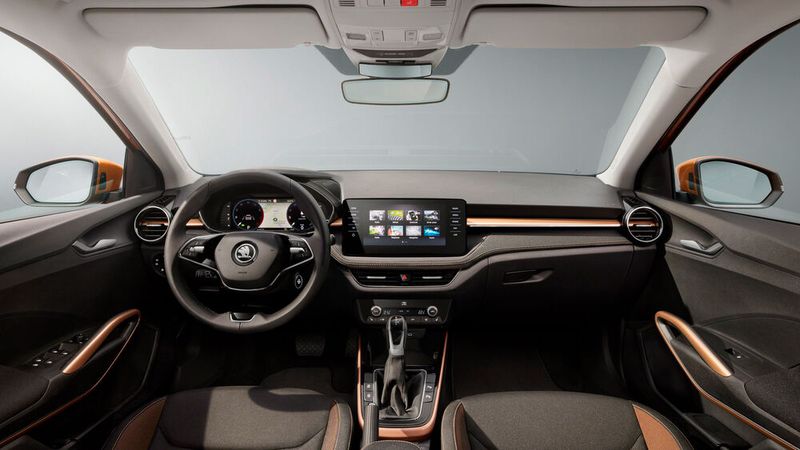 Wer mit der Hand über das schick gezeichnete Armaturenbrett mit den Stoff-Dekoren und den farblich abgesetzten Nähten fährt, glaubt eigentlich nicht, in einem Auto der Kleinwagen-Klasse zu sitzen. (Skoda)