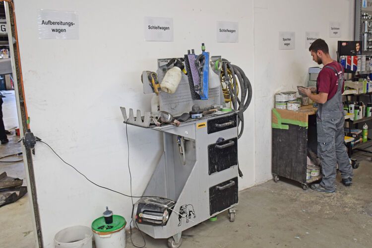 In der Karosseriewerkstatt sorgt eine klare Beschilderung wo was hinkommt für Ordnung. (Bild: Schreiner/»kfz-betrieb«)