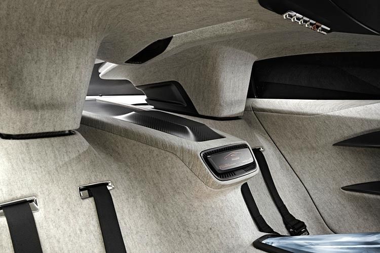 Für sportlichen Komfort wurden an den notwendigen Stellen unter den Filz Schaumstoffteile eingebracht. (Peugeot)